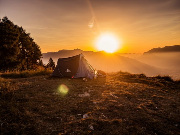 How to find campsites that offer guided nature photography in the UK?