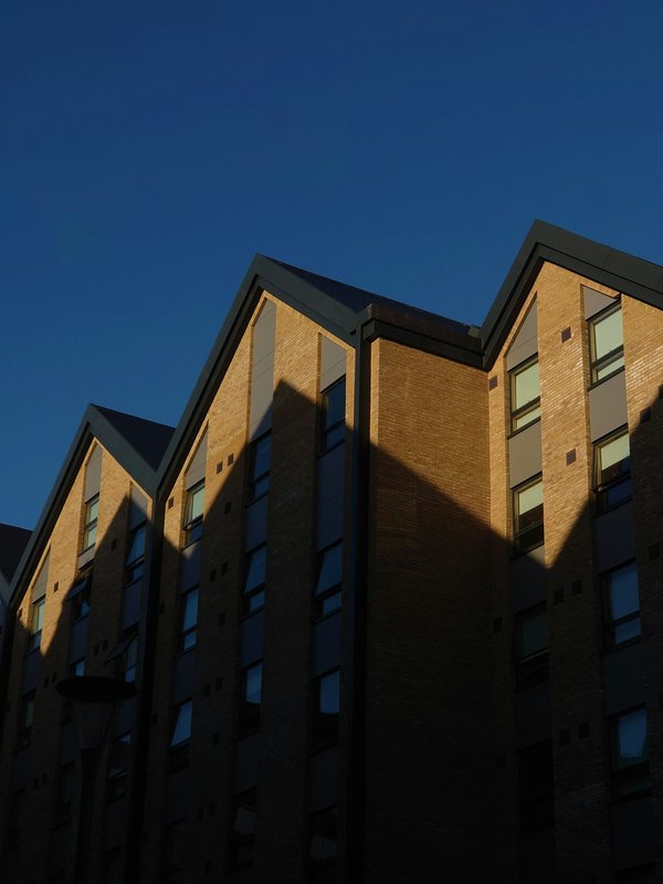 Where can tourists find budget-friendly accommodations in the Isle of Wight?